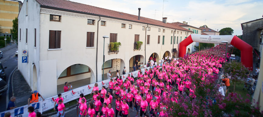 Grazie alle 4000 donne che hanno colorato di rosa Oderzo